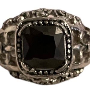 Vintage ring with fleur de lis on the side. Sterling Silver